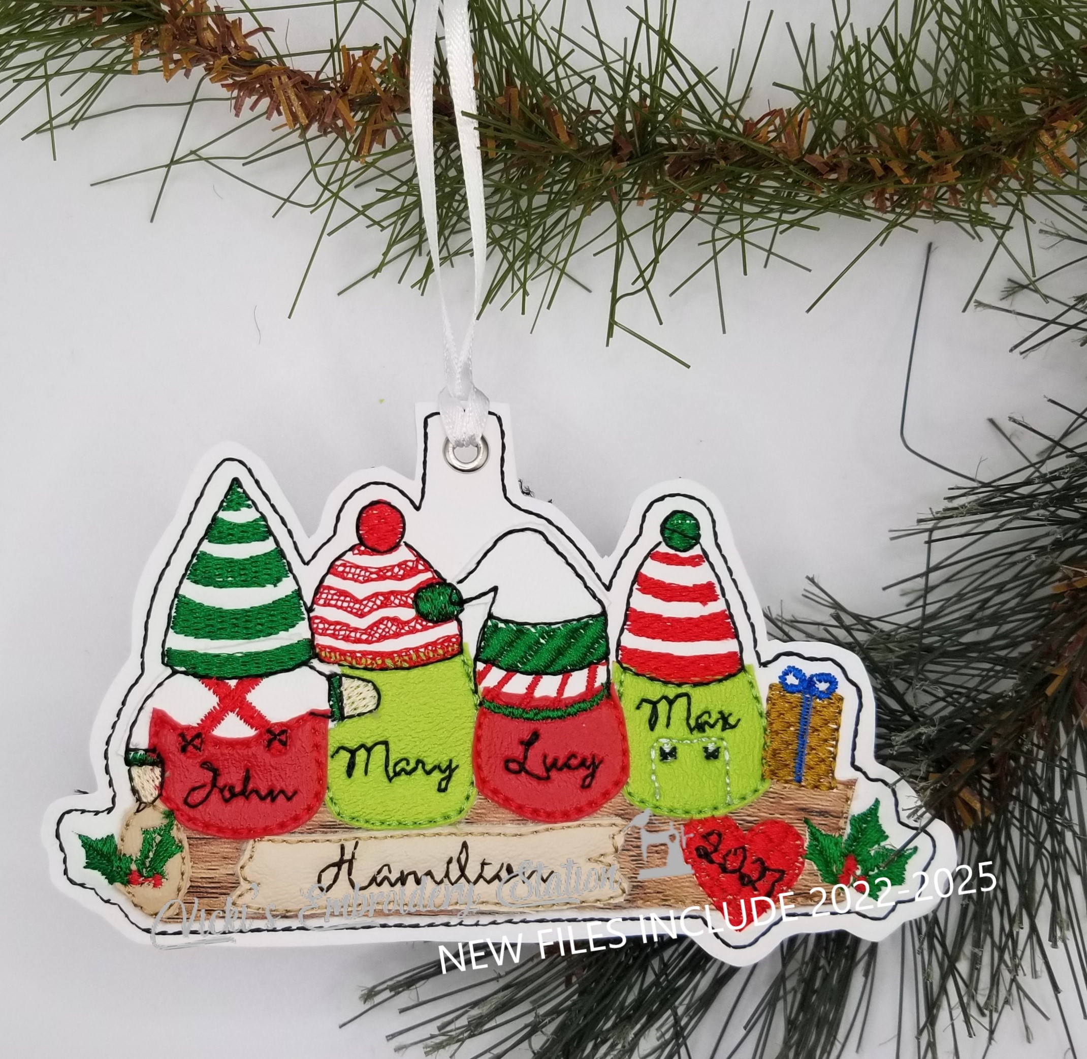 Elves on a Log Family of 4 Ornament Vinyl