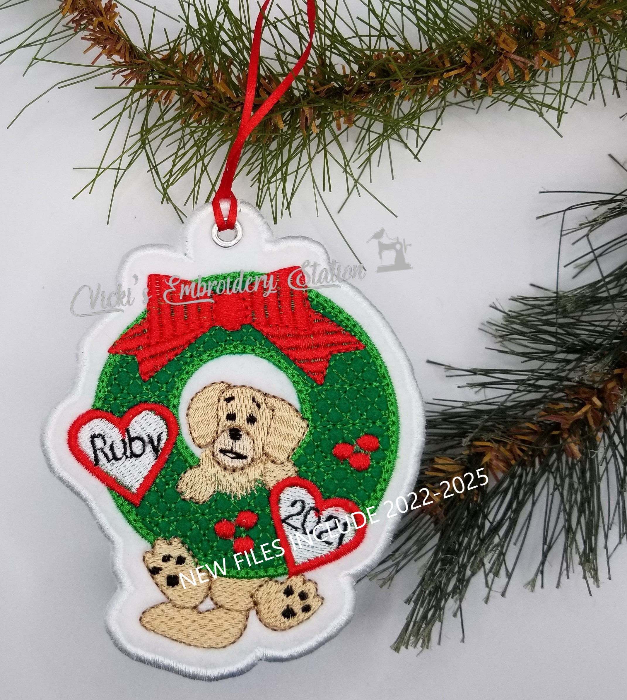 Golden Retriever w/ Wreath Ornament