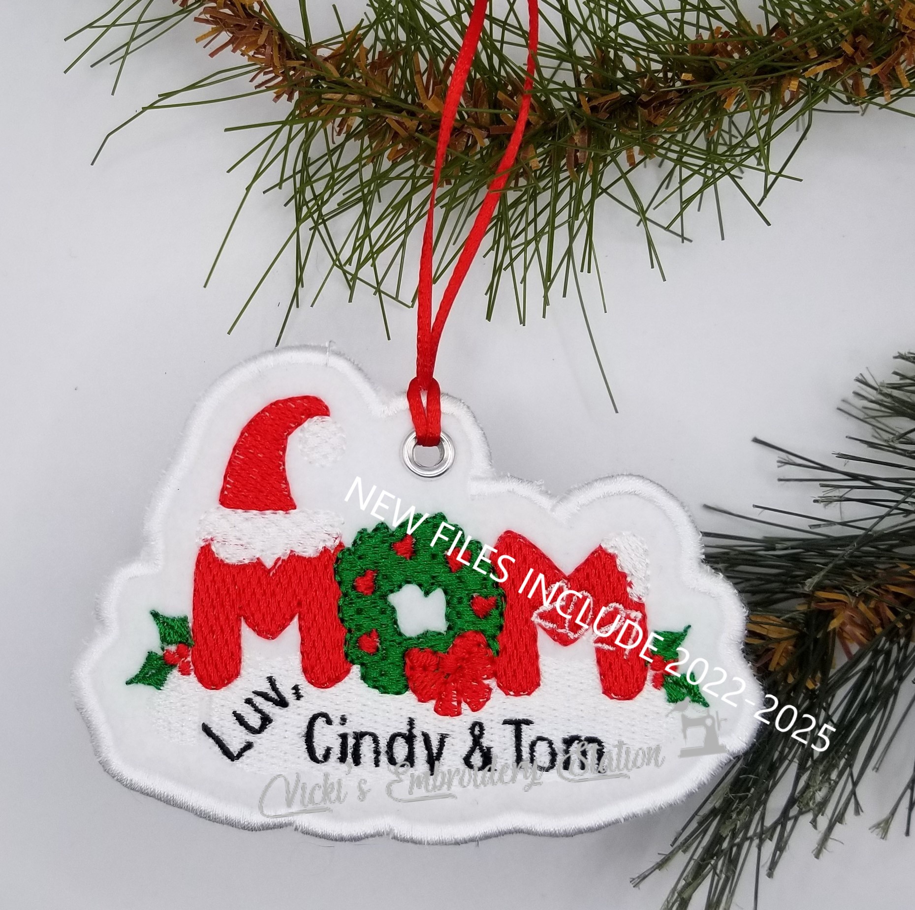Mom w/Wreath Ornament